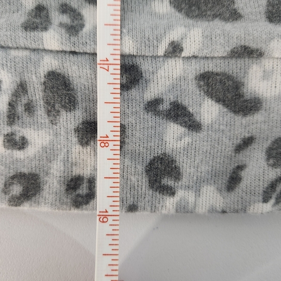 Gray Leopard Print Women's Top, Size Xs - Picture 6 of 6
